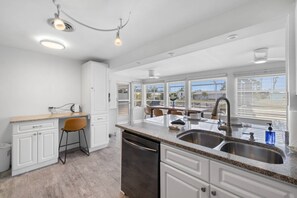 Réfrigérateur, four à micro-ondes, un four, surface de cuisson