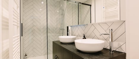Douche, séchoir à cheveux, serviettes fournies