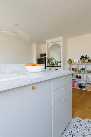 Fridge, microwave, oven, dishwasher - Charming quiet apartment in the heart of Paris (Paris)