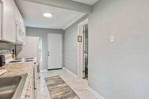 Private kitchen - Pensacola Baptist Hospital 2 Bedroom Apartment (Pensacola)