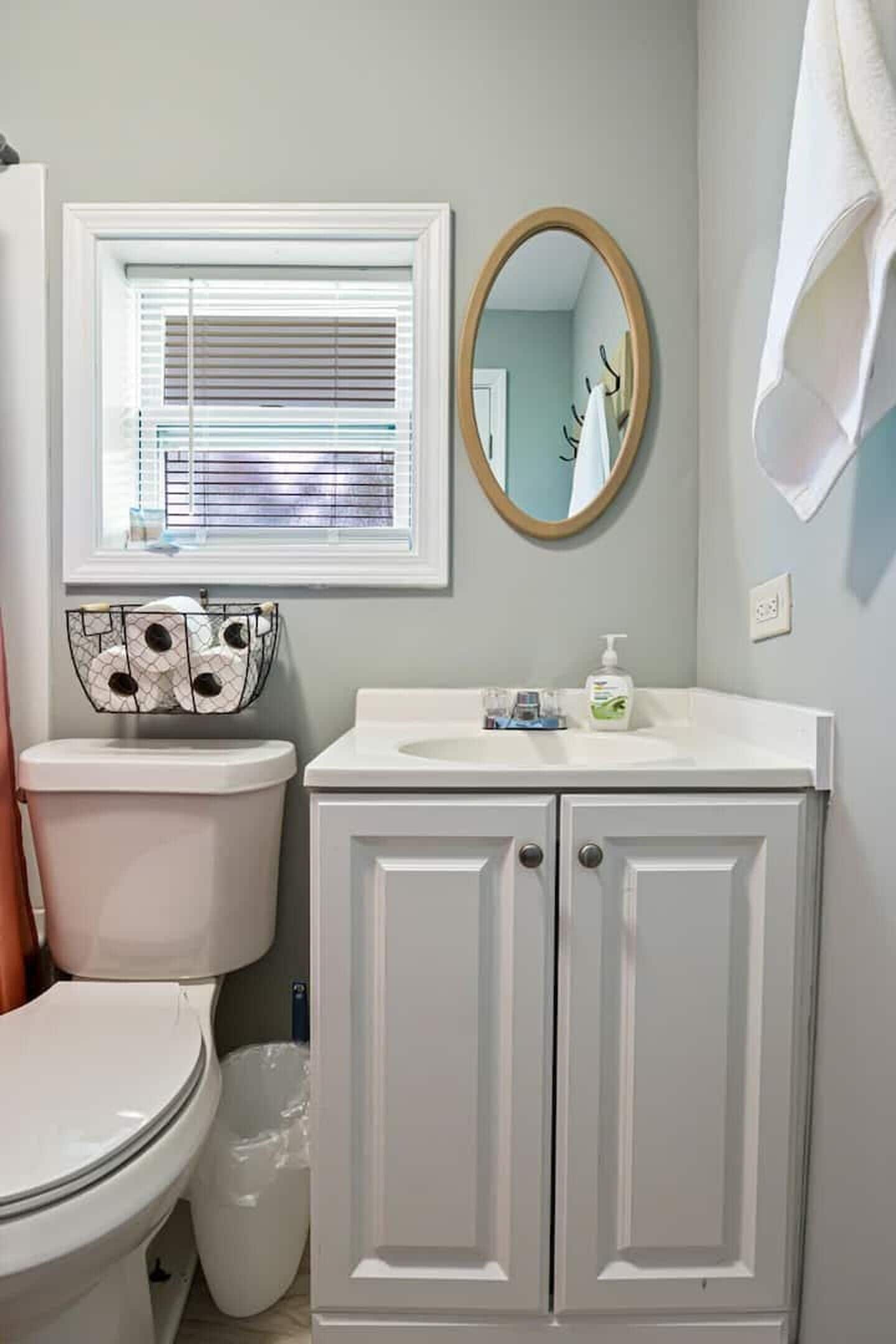 Hiustenkuivaaja, pyyhkeet, saippua, vessapaperi