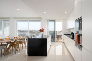 Fridge, microwave, oven, dishwasher - LAGOS MARINA VIEW 3 WITH POOL by HOMING (Lagos)