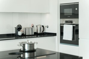 Kühlschrank, Mikrowelle, Ofen, Geschirrspüler
