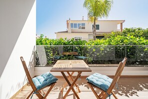 Outdoor dining - LAGOS DESIGN APARTMENT 1 WITH POOL by HOMING (Lagos)