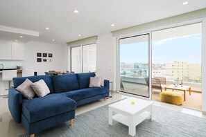 TV - LAGOS MARINA VIEW 6 WITH POOL by HOMING (Lagos)