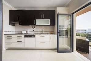 Fridge, microwave, oven, stovetop - LAGOS CENTRAL 1 WITH POOL by HOMING (Lagos)