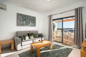 TV - LAGOS OCEAN VIEW 2 WITH POOL by HOMING (Lagos)