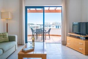 TV - LAGOS OCEAN VIEW 3 WITH POOL by HOMING (Lagos)