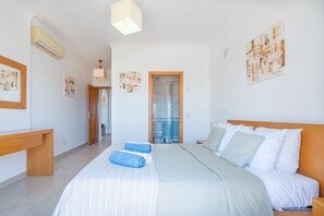 2 bedrooms, iron/ironing board, free WiFi, bed sheets - LAGOS OCEAN VIEW 3 WITH POOL by HOMING (Lagos)