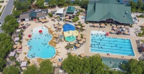 Alberca techada y alberca al aire libre