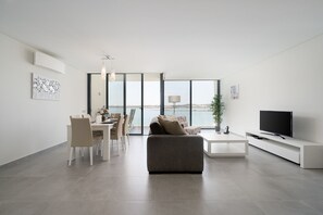 TV - PORTIMÃO OCEAN BREEZE WITH POOL by HOMING (Lagoa)