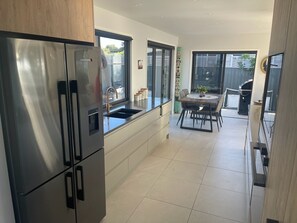 Frigorífico, microondas, horno y placa de cocina