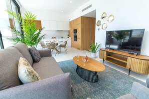 TV - LAGOS DELUXE 2 WITH POOL by HOMING (Lagos)