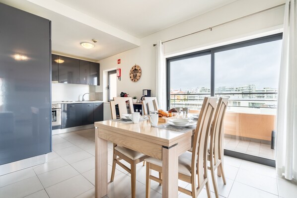 Una cocina moderna con comedor, ventanas amplias y vistas a la ciudad.