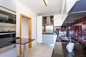 Fridge, microwave, oven, dishwasher - ALBUFEIRA SUNNY APARTMENT 3 WITH POOL by HOMING (Albufeira)