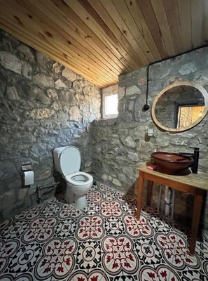 Haartrockner, Handtücher, Seife, Toilettenpapier