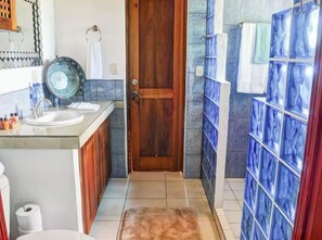 Douche, serviettes fournies, savon, shampooing