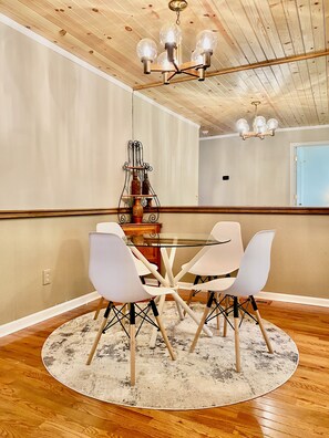 Dining - Charming 2-bedroom Townhouse in Kennesaw with Single Floor Layout (Kennesaw)