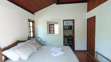 4 habitaciones, tabla de planchar con plancha, wifi y ropa de cama