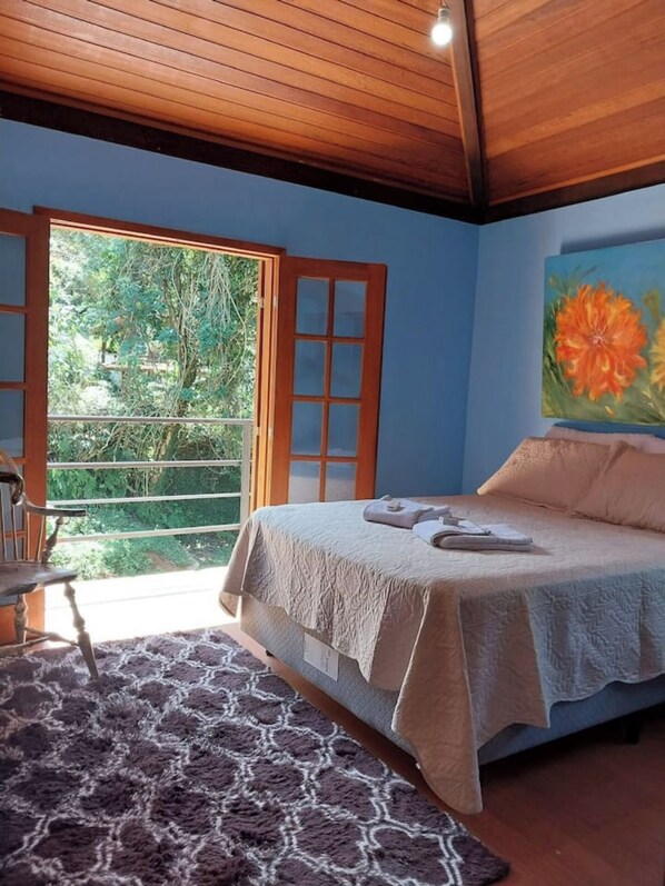 4 bedrooms, iron/ironing board, WiFi, bed sheets