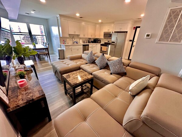 TV - The Classy Suite: 2BR with Free Parking (Paterson)