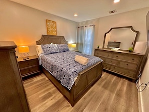 2 bedrooms, iron/ironing board, travel crib, WiFi - The Classy Suite: 2BR with Free Parking (Paterson)