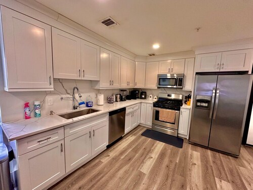 The Classy Suite: 2BR with Free Parking