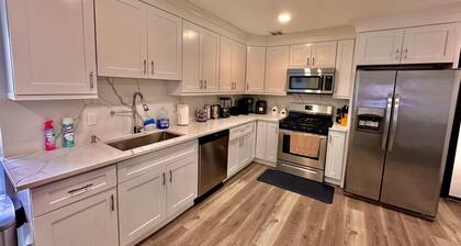 The Classy Suite: 2BR with Free Parking