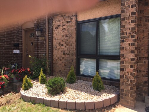 Charming 2-bedroom townhome in marvelous Greenbelt with WiFi, AC