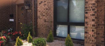 Charming 2-bedroom townhome in marvelous Greenbelt with WiFi, AC