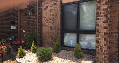 Charming 2-bedroom townhome in marvelous Greenbelt with WiFi, AC