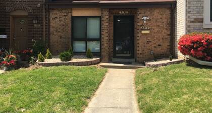 Charming 2-bedroom townhome in marvelous Greenbelt with WiFi, AC