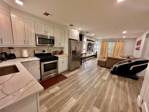 Geladeira, cafeteira/chaleira, talheres/pratos/utensílios de cozinha