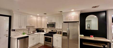 Jääkaappi, kahvin-/teenkeitin, keittoastiat/astiat/ruokailuvälineet