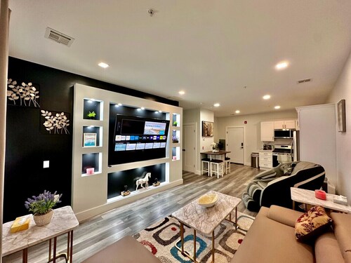 The Stylish Spot: 1BR with Free Parking