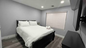 1 slaapkamer, een strijkplank/strijkijzer, wifi, beddengoed