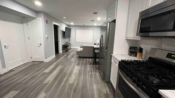 Geladeira, micro-ondas, fogão, cooktop