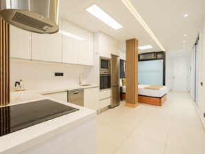 Frigorífico, microondas, horno y lavavajillas