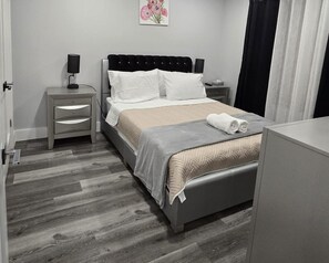 1 bedroom, iron/ironing board, WiFi - The Homey Suite: 1BR with Luxe Amenities (Paterson)