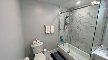 Secadora de cabello y papel de baño