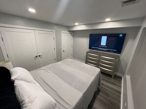 1 slaapkamer, een strijkplank/strijkijzer, wifi, beddengoed