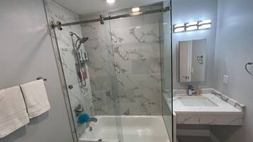 Amenidades de baño gratuitas y secadora de cabello