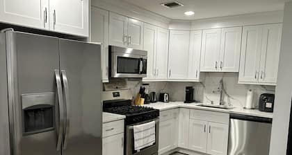 The Chic Suite: 1BR with Luxe Amenities