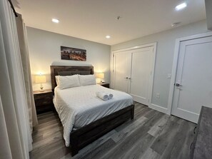 1 bedroom, iron/ironing board, travel cot, WiFi - The Chic Suite: 1BR with Luxe Amenities (Paterson)