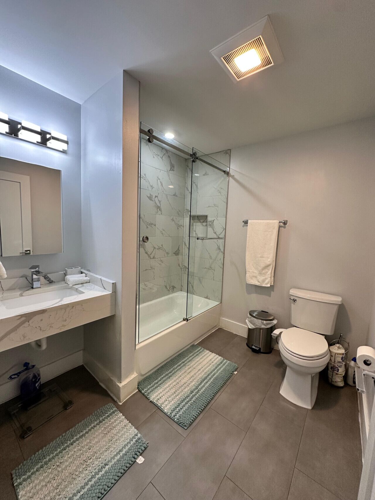 Amenidades de baño gratuitas, secadora de cabello, papel de baño 