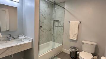 Amenidades de baño gratuitas, secadora de cabello, papel de baño