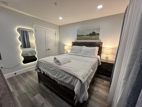 1 bedroom, iron/ironing board, travel cot, WiFi - The Chic Suite: 1BR with Luxe Amenities (Paterson)