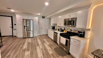 Frigorífico, microondas, horno y placa de cocina