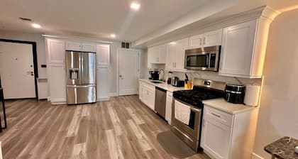 The Modern Suite: 2BR with Free Parking