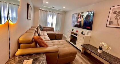 The Modern Suite: 2BR with Free Parking
